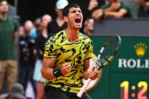 Alcaraz thắng hú vía ở Madrid