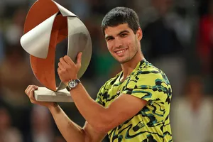 Alcaraz và chiếc cúp vô địch đơn nam Madrid Open
