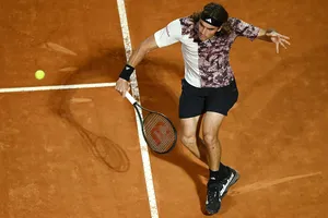 Tsitsipas lọt vào bán kết