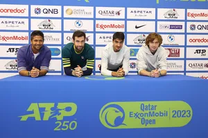 Halys (mặc áo xanh sậm tay áo viền vàng) ở một sự kiện ATP 250