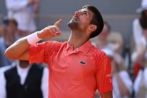 Djokovic ngẩng đầu nhìn trời, lịch sử đang trôi ngay phía trên anh đó
