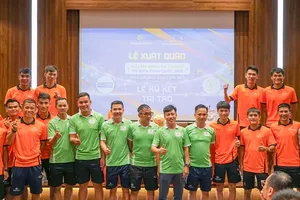 Tập thể Nghiêm Phạm Holdings trong buổi lễ ra quân và ra mắt nhà tài trợ mới. Ảnh: ANH TRẦN