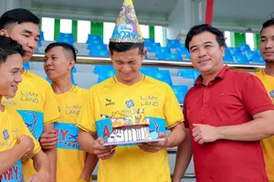 "Bầu" Tô Lâm và anh em cầu thủ. Ảnh: THANH ĐÌNH