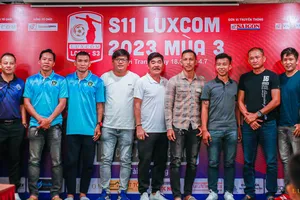 BTC và các đội bóng tham dự . Ảnh: ANH TRẦN