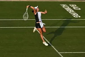 Swiatek chơi bóng trên mặt sân cỏ