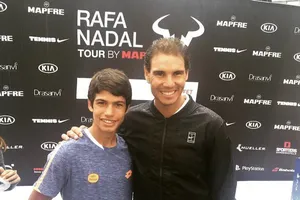 Alcaraz chụp hình cùng Nadal vào năm 2016