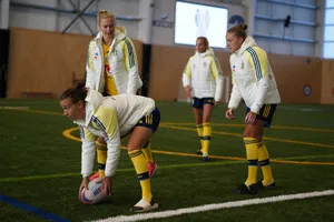 Tuyển nữ Thụy Điển và một buổi tập trong nhà