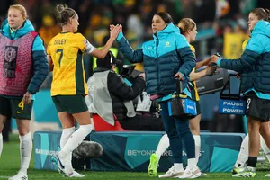 Dù không ra sân, Sam vẫn ở bên cạnh các đồng đội