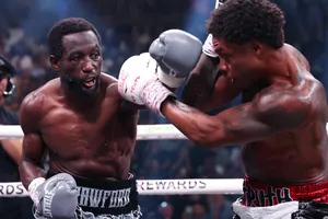Crawford tung quyền vào mặt Spence