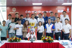 BTC và đại diện các đội bóng trong buổi lễ bốc thăm Giải World Steel Cup . Ảnh: THANH ĐÌNH