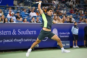 Alcaraz thắng trận thứ 50 đầy khó khăn