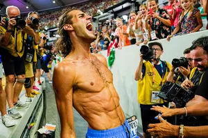 Khoảnh khắc Tamberi ăn mừng chiến thắng một cách hoang dã