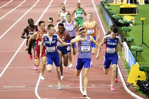 Kerr chỉ tay vào quốc kỳ khi vượt qua đích đến