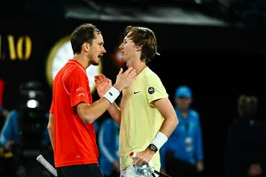 Korda (phải) bất ngờ loại Medvedev