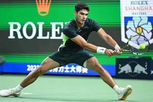 Alcaraz chật vật vượt qua Evans