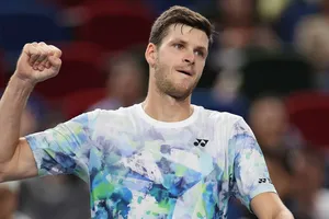 Hurkacz lọt vào bán kết