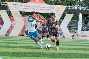 Bá Tiến trong một pha bóng cố gắng đột phá trước sự đeo bám của Hạnh Balo