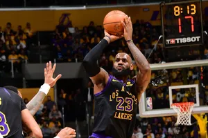 James là người đầu tiên của hành tinh ghi được 39.000 điểm tại NBA