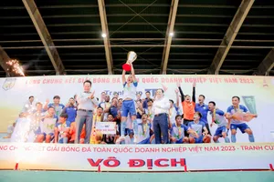 Niềm vui vô địch của Hóa Cảnh. Ảnh: THANH ĐÌNH