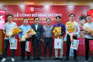 BLĐ Trường Đại học Văn Lang và các Nhà tài trợ cho VLUFC trong mùa giải mới 2024-2025. Ảnh: THANH ĐÌNH