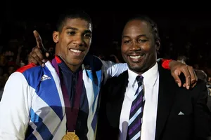 Lewis đến động viên Joshua khi anh này vừa thắng tấm HCV quyền Anh hạng siêu nặng tại Olympic London 2012