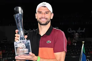 Dimitrov nâng chiếc cúp vô địch đơn nam Brisbane International 2024