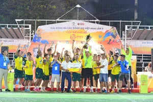 Niềm vui nâng cúp vô địch của FC Họ Dương Sài Gòn. Ảnh: THANH ĐÌNH