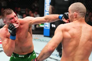 Gương mặt "đau thương" của Du Plessis trước khi giành đai vô địch quý báu