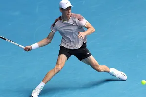 Sinner làm điều cả thế giới mong chờ: Hạ bệ Djokovic