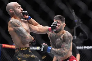 Topuria tung cú KO hạ gục Volkanovski