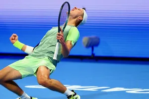 Mensik ăn mừng sau khi loại Rublev