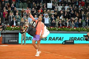 Nadal vẫy tay chào tạm biệt các khán giả ở La Caja Magica