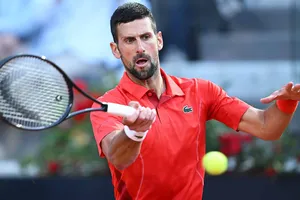Djokovic thắng dễ dàng nhưng gặp tai nạn ngay sau đó