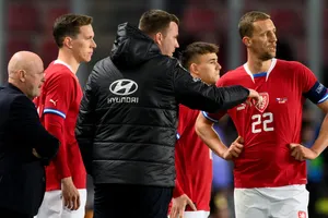 HLV Hasek, trợ lý Kostl và thủ quân Soucek trong một trận đấu với tuyển Armenia