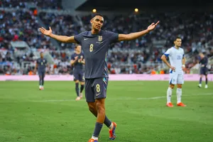 Alexander-Arnold gây bất ngờ khi mặc chiếc áo số 8 mới nhất của tuyển Anh