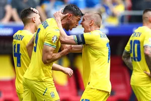 Các cầu thủ Ukraine ăn mừng bàn thắng quyết định