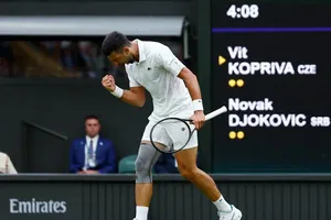 Djokovic ăn mừng chiến thắng đầu tay