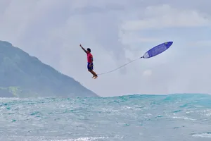 Khoảnh khắc Medina tung bay lên trời