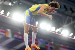 Duplantis vượt qua mức xà 6m25, lập KLTG mới