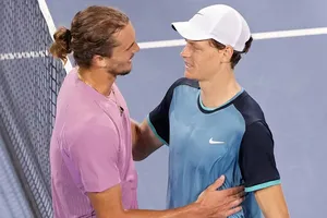 Sinner (phải) vượt qua Zverev