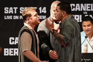 Canelo (trái) mặt đối mặt với Berlanga trước trận đại chiến