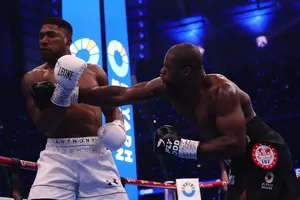 AJ (quần trắng) trúng đòn của Dubois