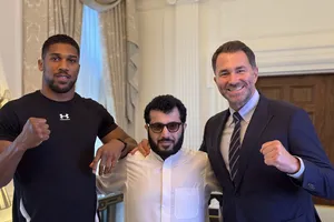 AJ (trái) chụp hình cùng với "Ông bầu mới nổi" Alalshikh (áo trắng)