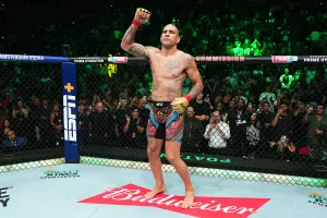 Pereira ăn mừng chiến thắng