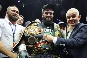 Beterbiev giành cả 4 đai vô địch hạng dưới nặng