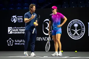 Swiatek tập cùng HLV của mình tại Riyadh
