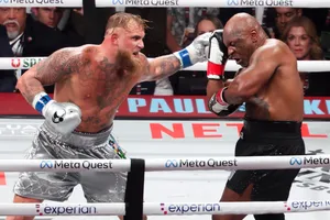 De la Hoya cho rằng Tyson đã bị kềm hãm trong trận đấu tuần trước