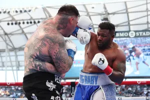 Miller (phải) trong trận đấu gần đây nhất