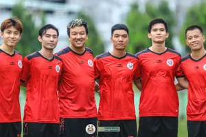 "Ông bầu" Ba ghiền ((thứ 3 từ trái sang) trong trận giao hữu trước Lễ xuất quân của Nghĩa Tình FC. Ảnh: ĐOÀN NHẬT