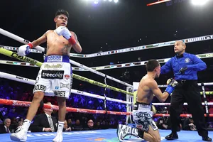 Navarrete sau cú body-shot hạ KO đối thủ đồng hương